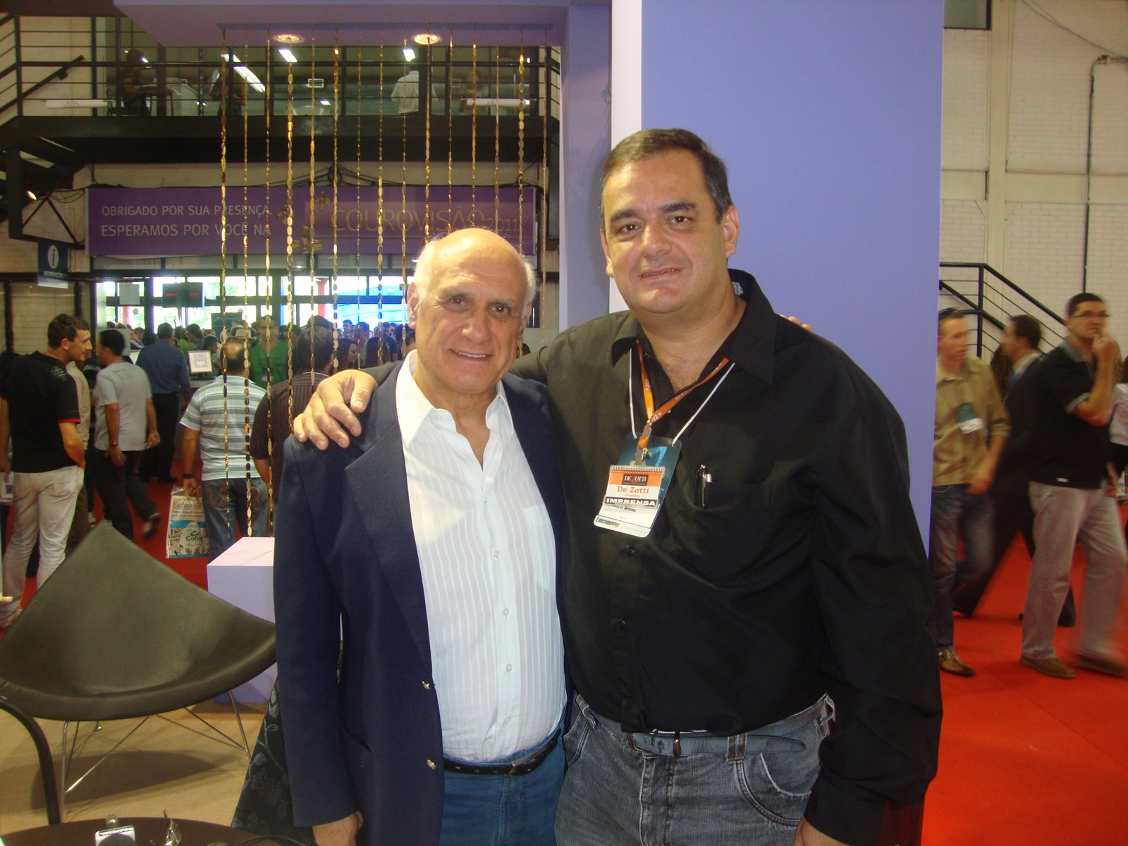 Com o jornalista Lasier Martins, na Fenac - 2011
