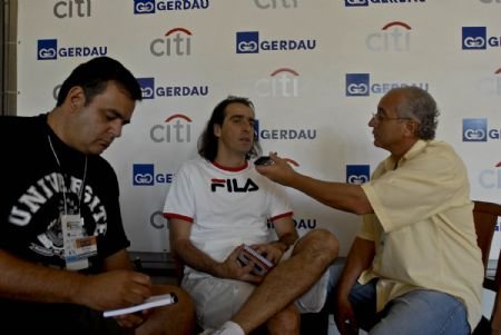 Na Copa Gerdau de Tênis, De Zotti e Paulo Bizzarro entrevistando Fernando Meligeni