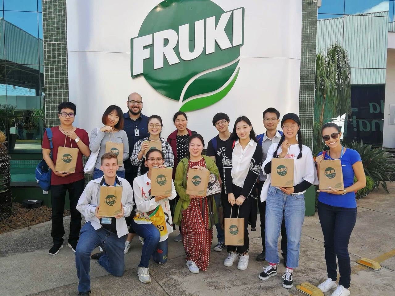 Estudantes da Universidade de Shangai visitam a Fruki