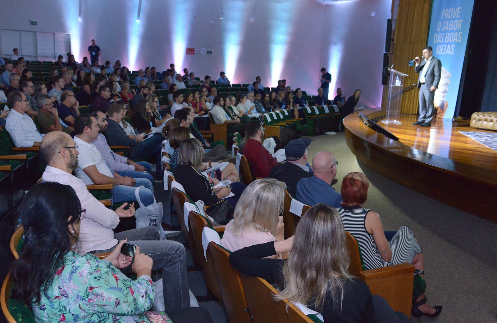 Resiliência, dedicação e valorização das pessoas foram destaques nas palestras do 6° Encontro Jovens Empreendedores da ACI