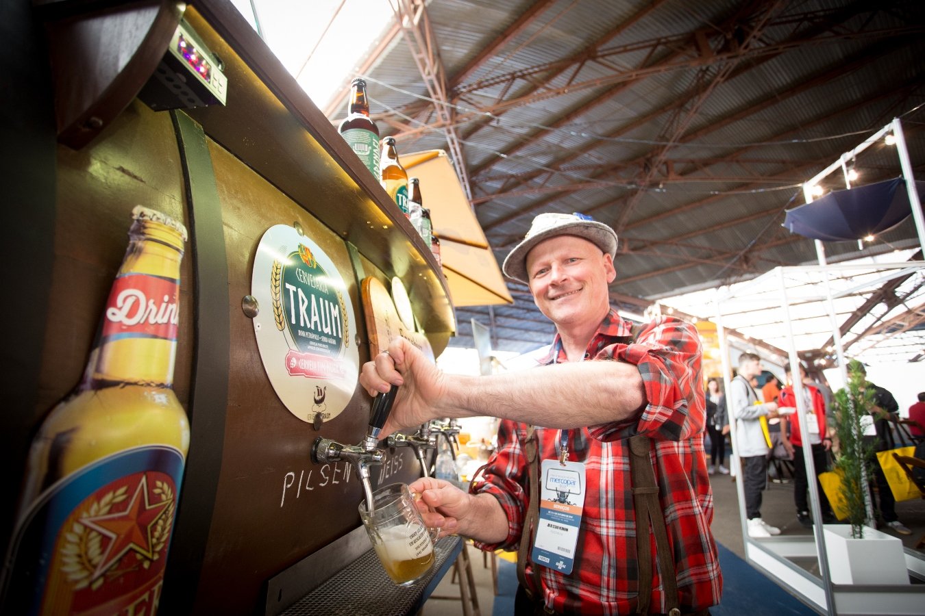 Food trucks com opções variadas na Praça de Alimentação da Mercopar