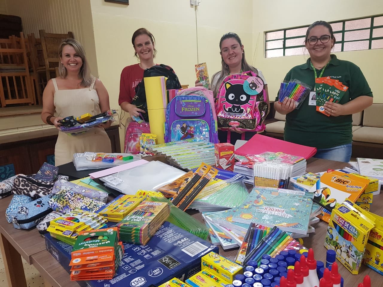 Doctor Clin doa materiais escolares para a Casa João Bosco