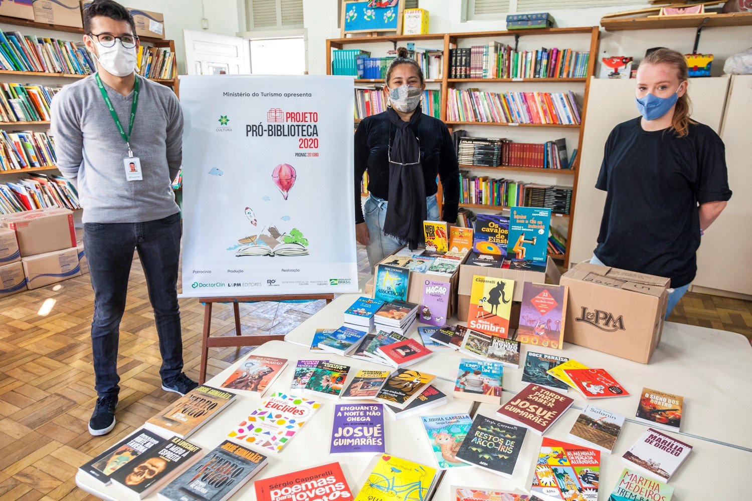Doctor Clin entrega 1.600 livros em escolas de Novo Hamburgo e São Leopoldo