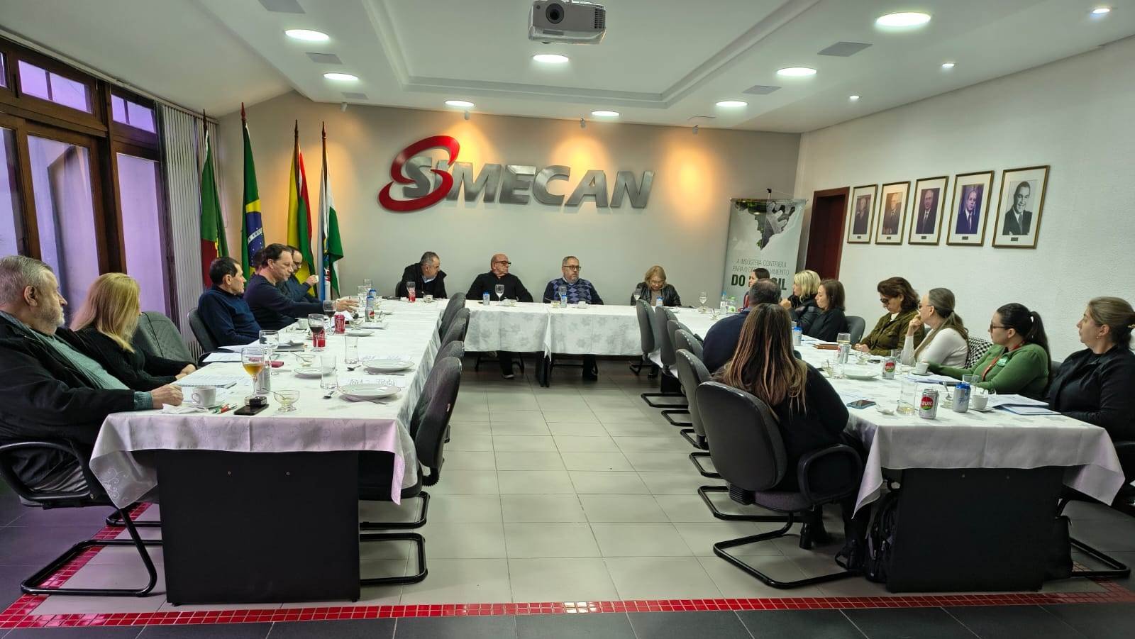 Reunião mensal da Comissão de RH do Simecan aborda temas que abrangem todas as empresas